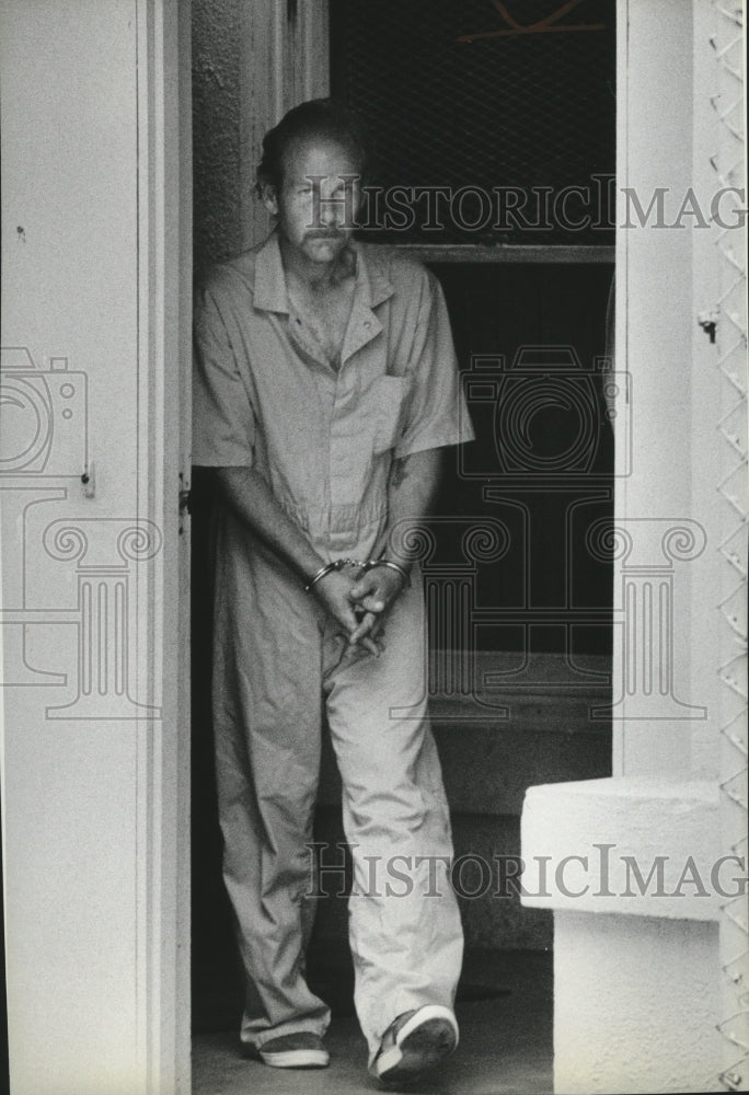 1984 Press Photo Murderer Donald Biettchert in prison garbs and handcuffs - Historic Images