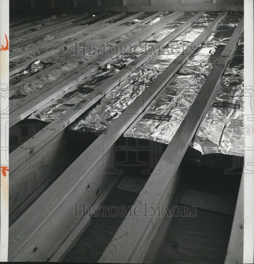 1982 Press Photo Oberglas insulation installed to a home for energy conservation - Historic Images