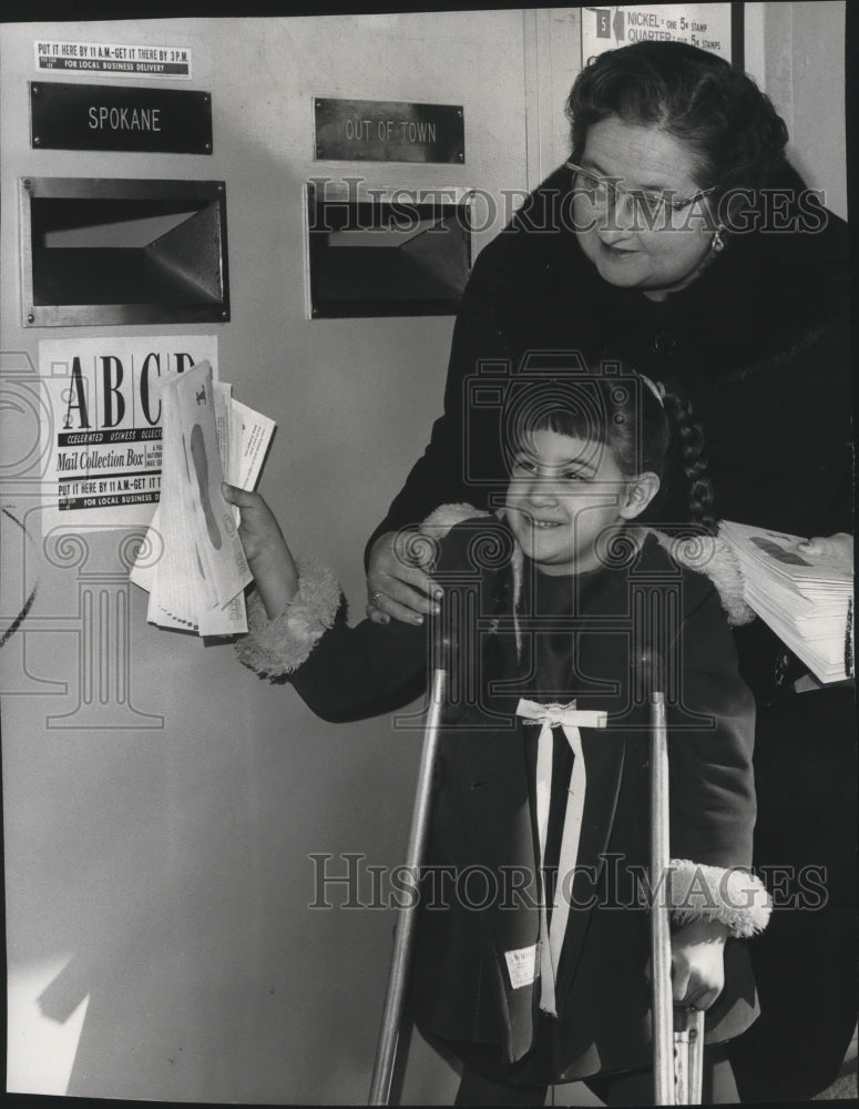 1967 Press Photo Easter Child, Michelle Tift & Mrs E.S. Aldrich, org chairman - Historic Images