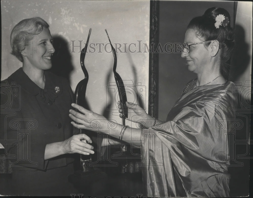 1965 Press Photo Missionary Ruby Hobson presents gift to Deaconess Hospital-Historic Images