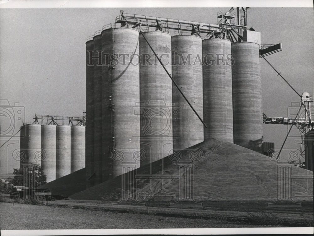 1975 Press Photo Wheat stored outside the Lewis-Clark Terminal Association - Historic Images