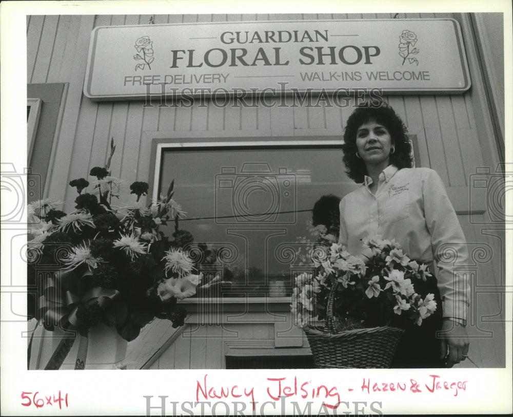 1989 Press Photo Nancy Jelsing manager of Hazen & Jaeger's Guardian Floral Shop - Historic Images