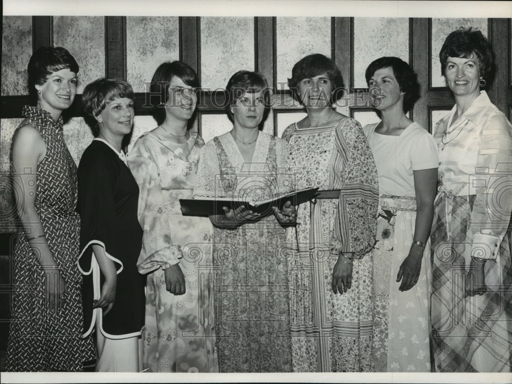 1977 Junior League of Spokane board members during installation-Historic Images