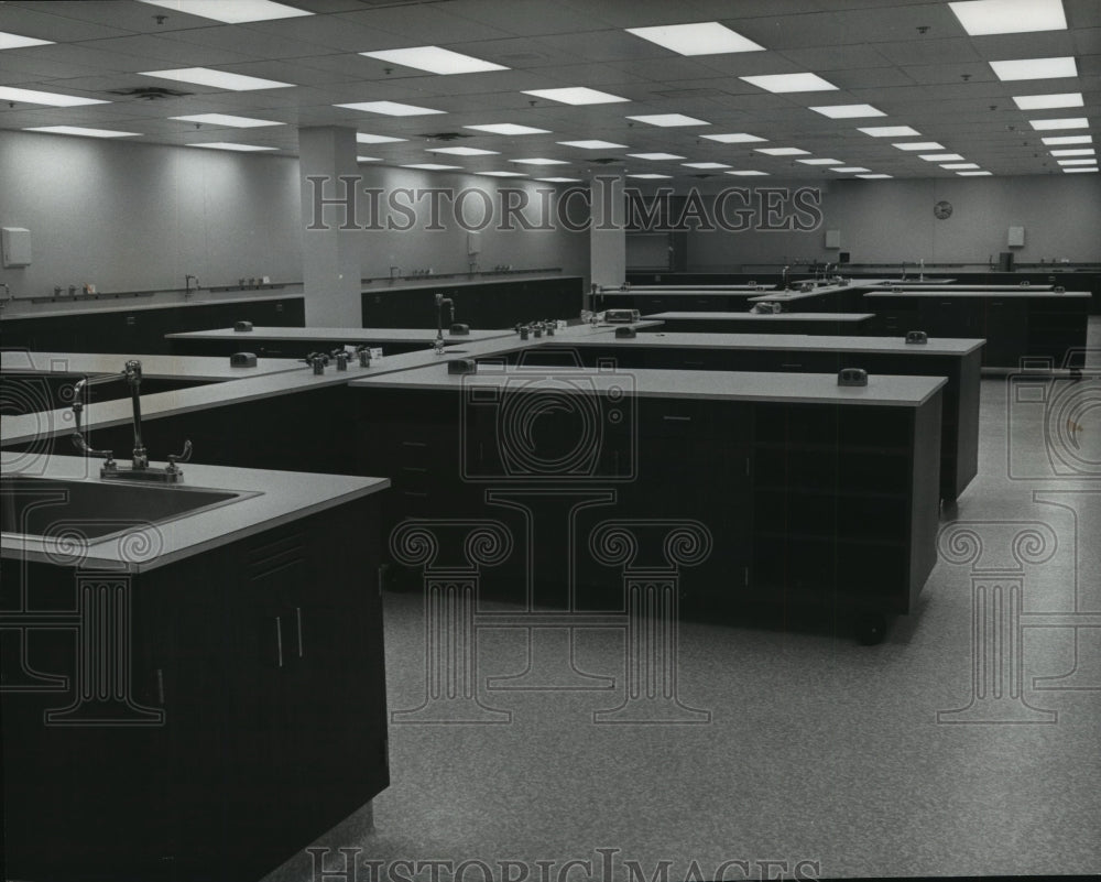 1971 Sacred Heart Medical Centerlab Department Historic Images