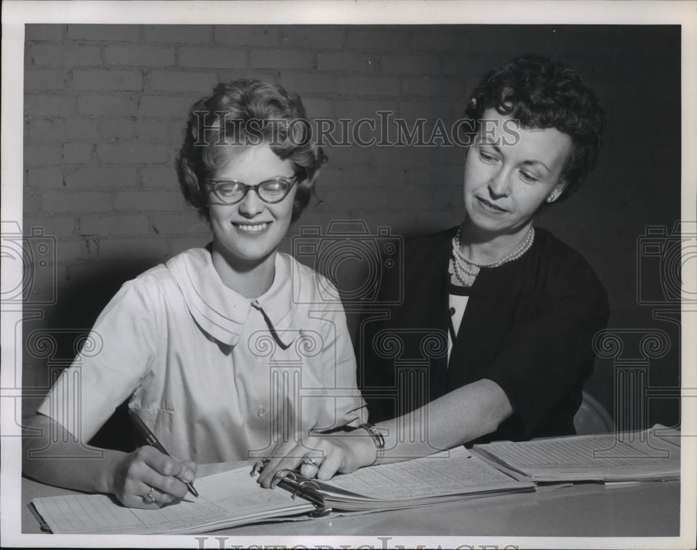 1962 Press Photo Sue Mariner and Mrs. Alma Hadley make a production chart - Historic Images