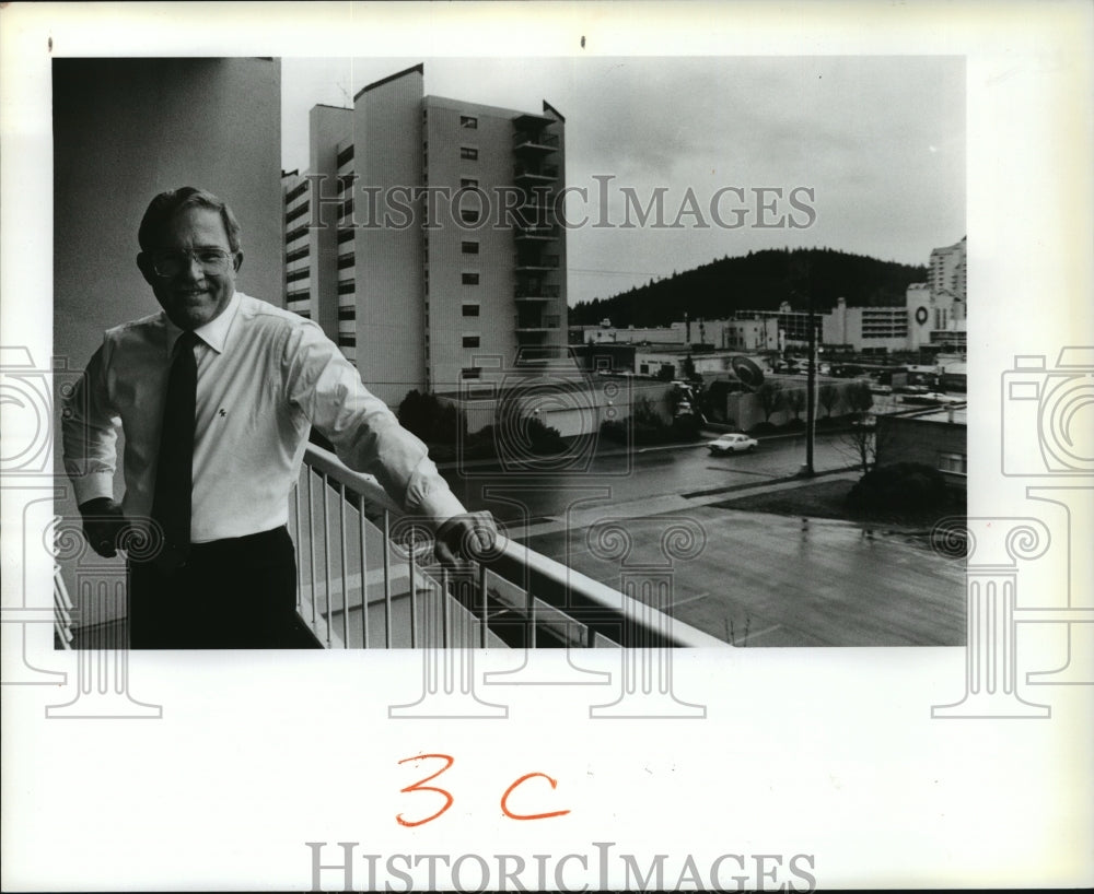 1987 Press Photo First District Commissioner Hilbish on the balcony of his condo - Historic Images