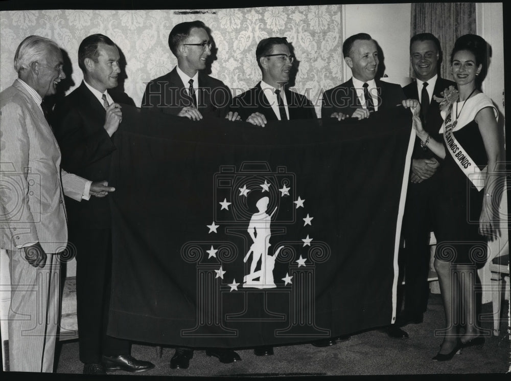 1968 Press Photo Dorle Damuth display Savings Bond flag won by Kaiser Aluminum - Historic Images