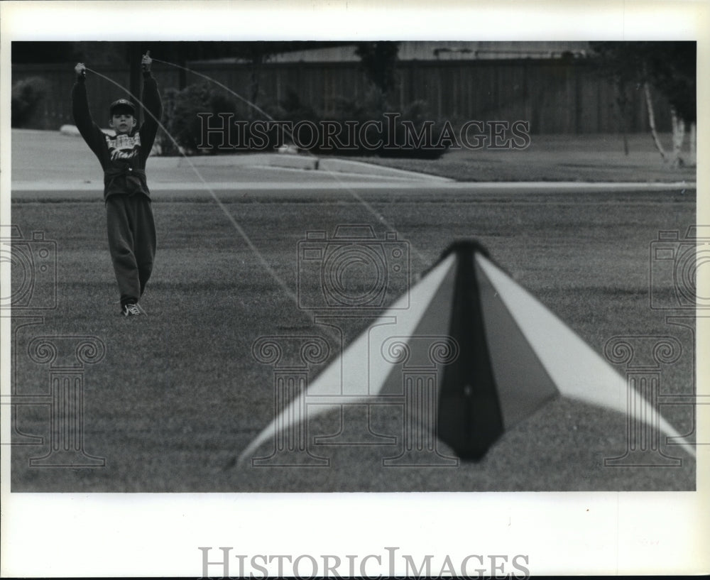 1992 Press Photo Jason White flying kite at Woodridge Elementary School - Historic Images