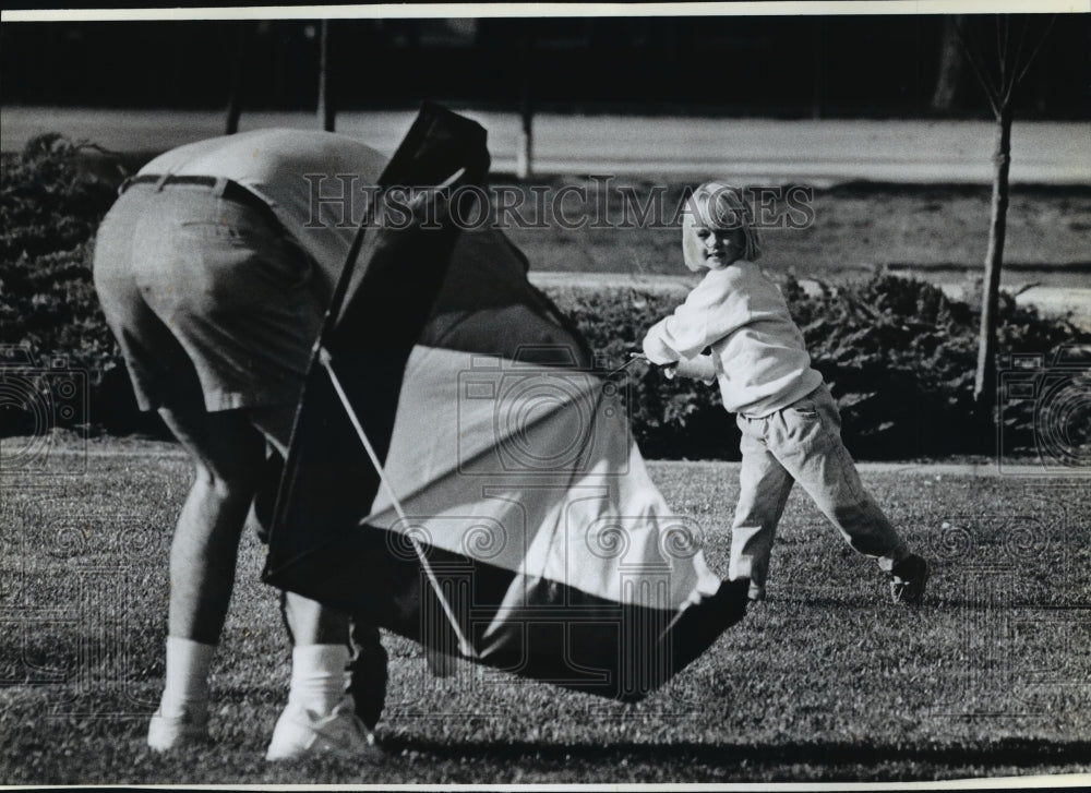 1991 Press Photo Ashley West & dad Art flying their kite at Independence Point - Historic Images