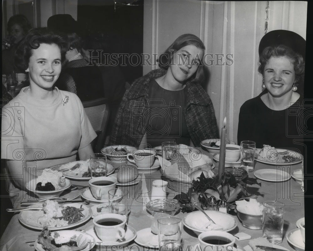 1964 Press Photo Mrs. Norm, Mrs. Byronne, Mrs. Ruchl of Junior League of Spokane - Historic Images