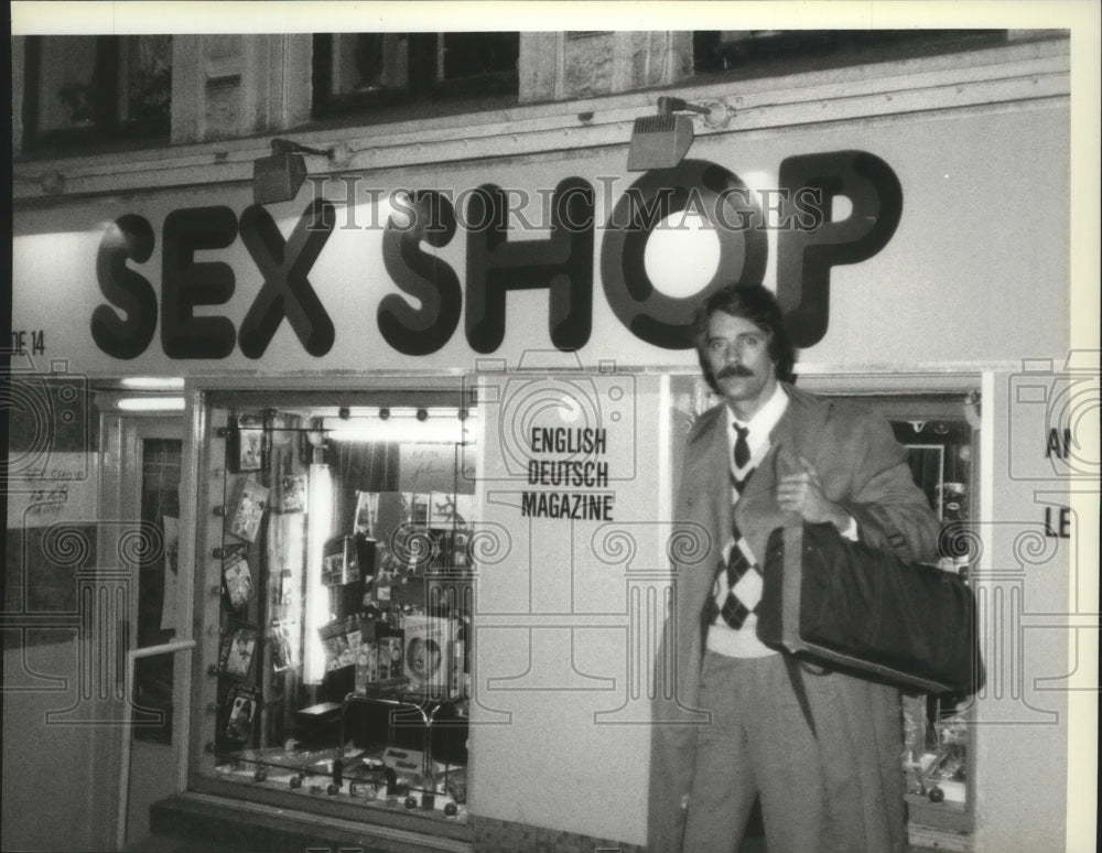 1984 Press Photo NBC Correspondent Mark Nykanen outside sex shop in Denmark - Historic Images
