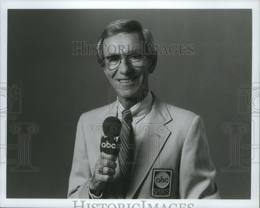 1984 Press Photo Sportscaster Chris Schenkel holds the ABC microphone - Historic Images