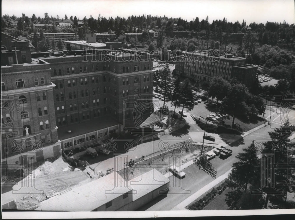 1971 Press Photo Old section of Sacred Heart with the Medical Center Building - Historic Images