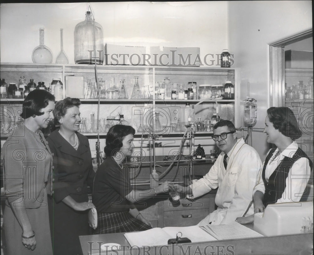 1968 Press Photo Dr Gilbert Manning, et al tour Sacred Heart Hospital - Historic Images
