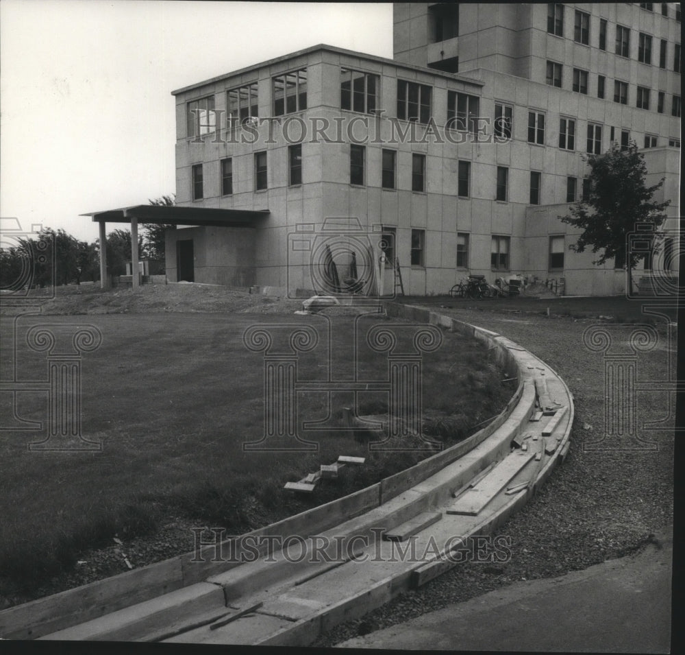 1971 Press Photo Veterans Hospital ambulance entrance - spa69495 - Historic Images