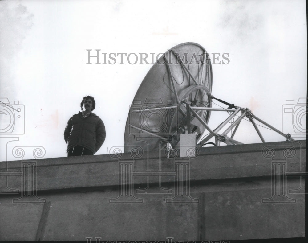 1977 Press Photo Dish-shaped antenna mounted on top of Spokane Veterans Hospital - Historic Images