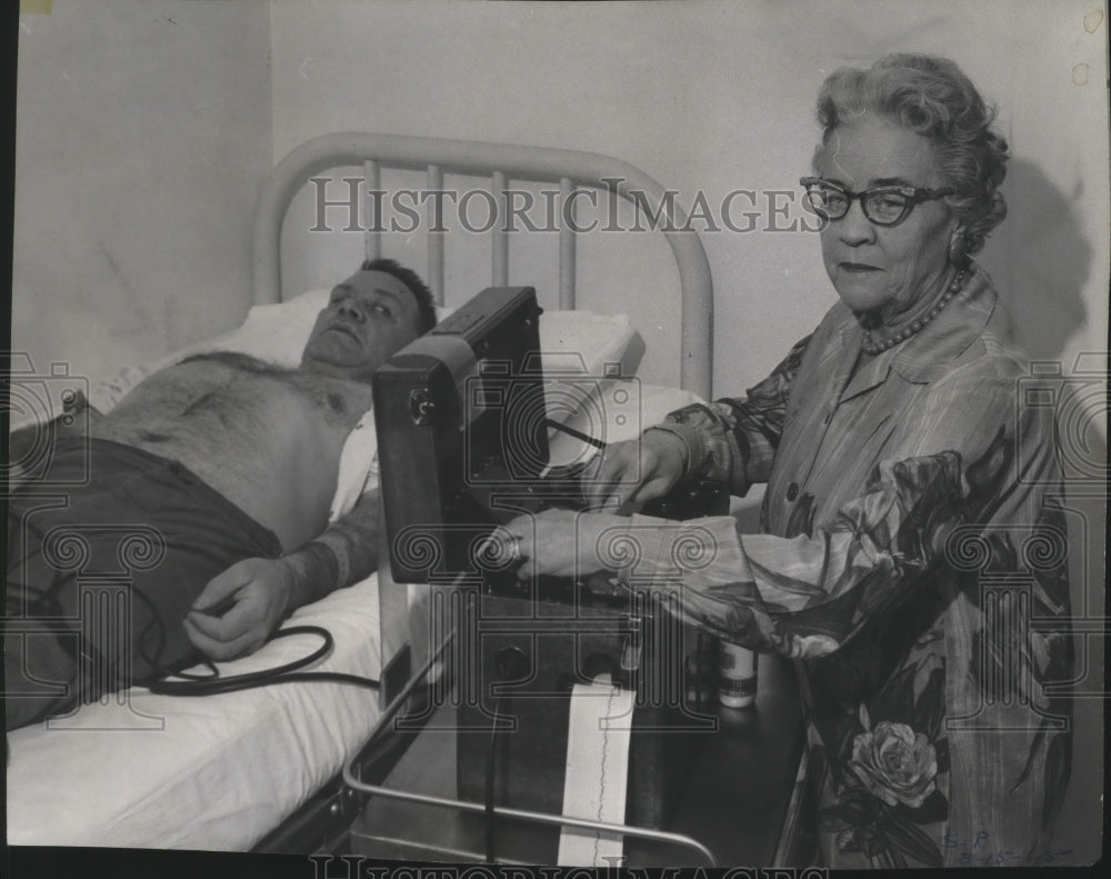 1965 Press Photo Mrs Davis measures heart functions of Charles L. McClelland - Historic Images