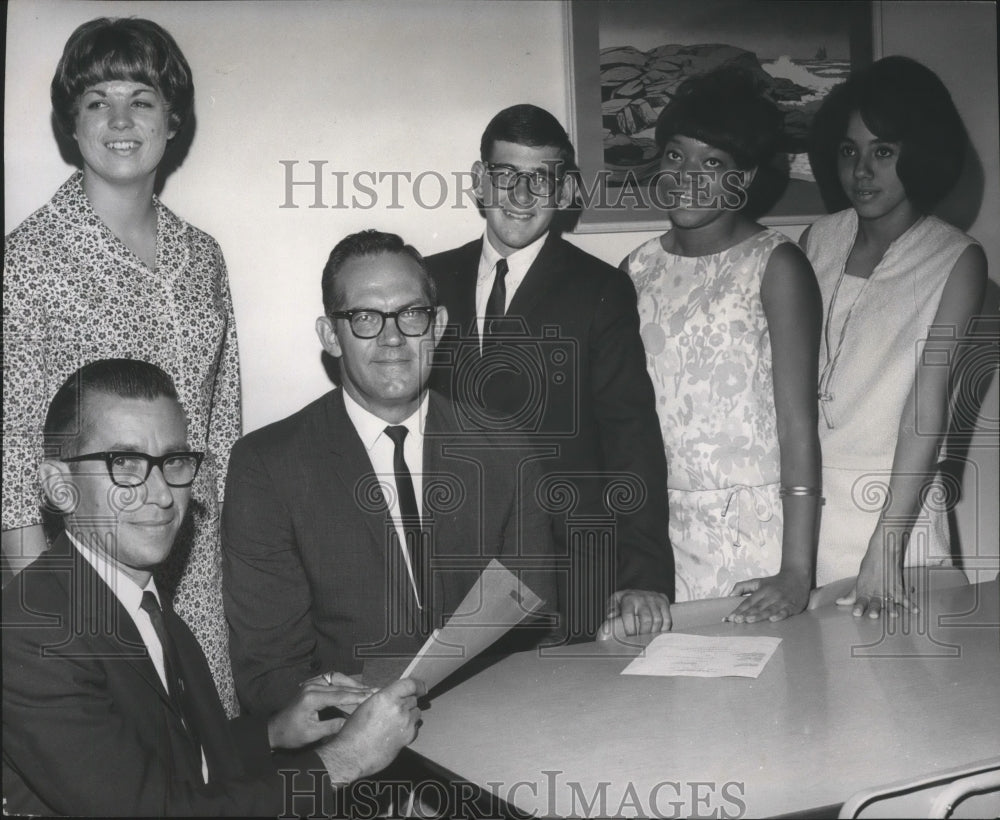 1966 Press Photo Sandra Squires, Pres' Youth Opportunity Campaign, Veterans Hsp - Historic Images
