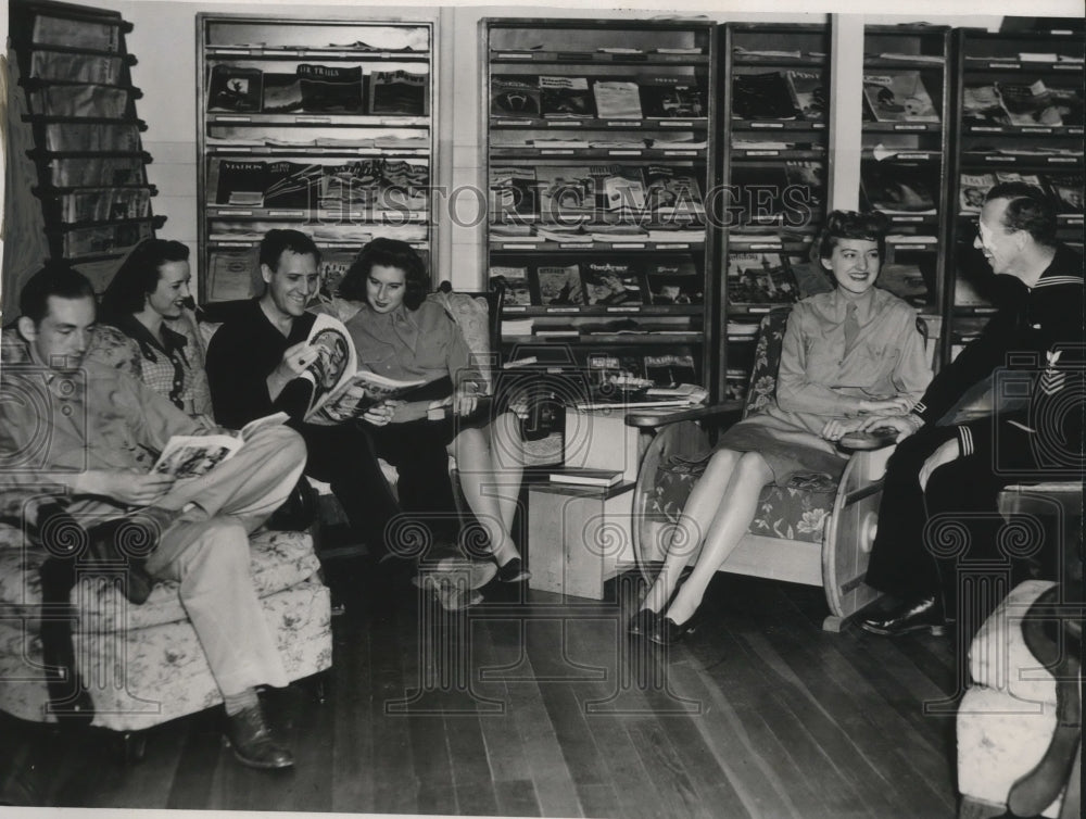 Press Photo Lt Richard B Wilson et al at Fort George Wright Library Lounge - Historic Images