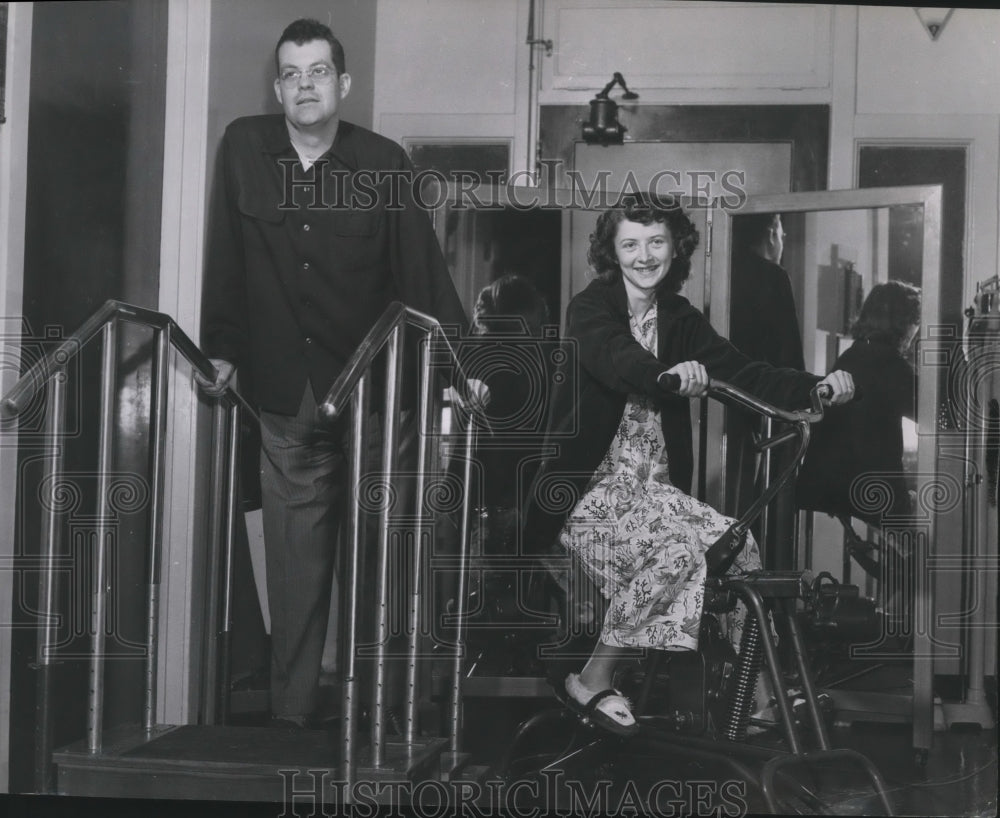 1953 Press Photo Dan Murphy, Virginia Walker-St. Lukes Hospital&#39;s exercise room-Historic Images