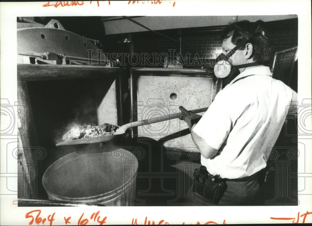 1992 Press Photo Kootenai Medical Center engineer Joe Anchondo- Incinerator - Historic Images