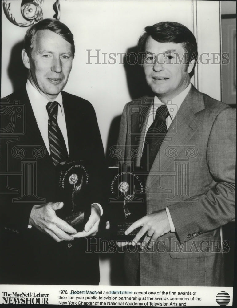 1985 Press Photo Robert MacNeil & Jim Lehrer accept award at awards ceremony - Historic Images