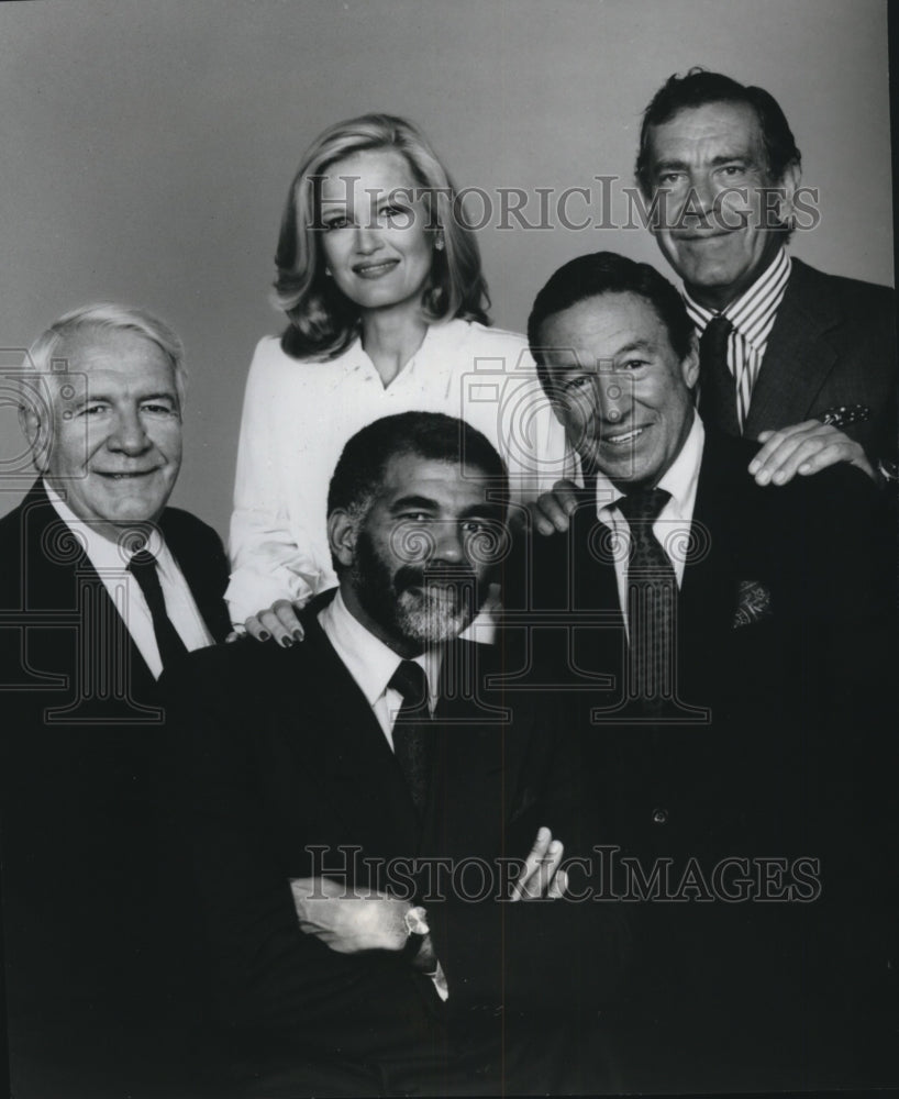 1985 Press Photo Morley Safer, Mike Wallace and cast of 60 Minutes News - Historic Images
