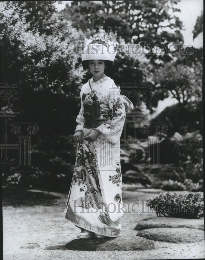 1972 Press Photo Japanese Bride poses at the Garden of Kyoto - spa70075 - Historic Images