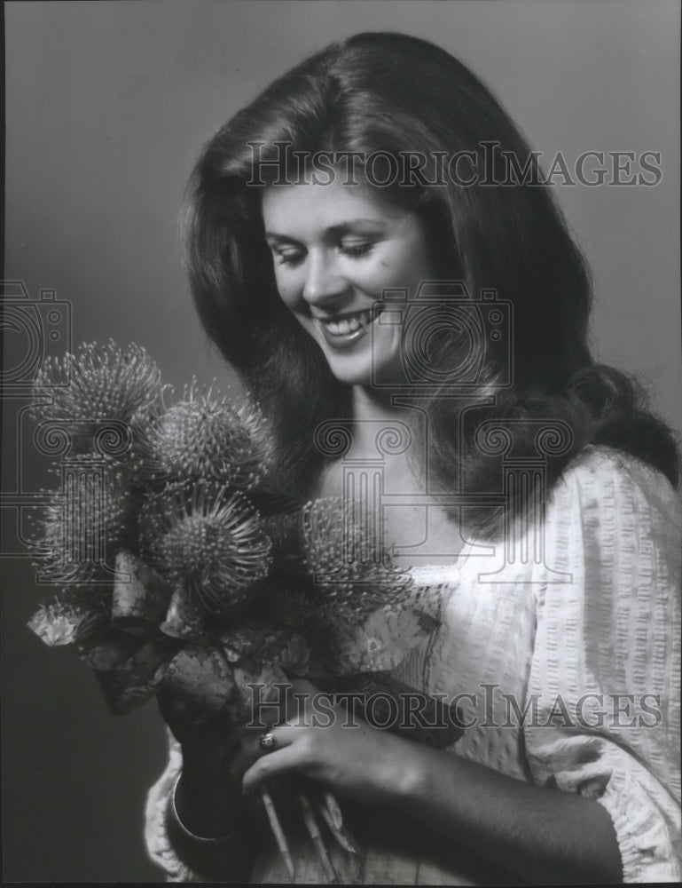 1977 Press Photo Junior Miss Christine Moller holds Maui Sunburst Portia Flowers - Historic Images