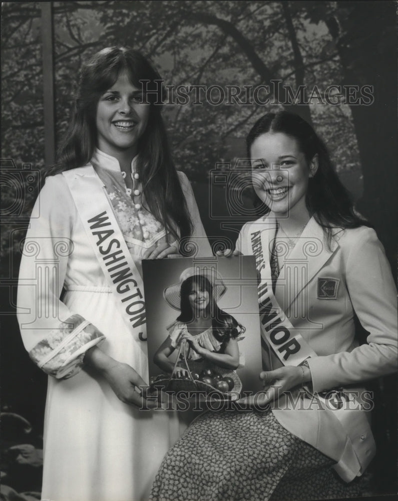 1979 Press Photo Junior Miss Kelly Kay Seachris and Kim Crosby - spa70 -  Historic Images