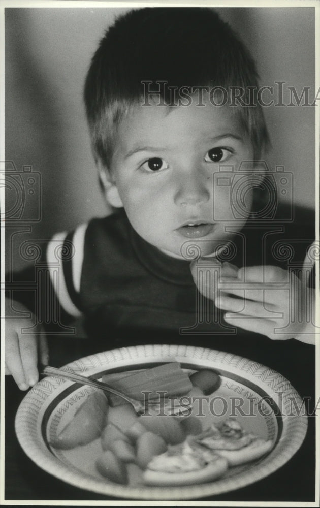 1989 Press Photo Thomas Wright eats lunch at the Deaconess child care center - Historic Images