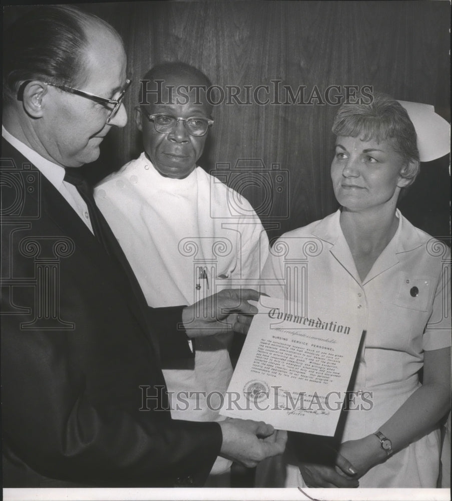 1967 Press Photo Veterans Administration Hospital commendation award for nurses - Historic Images
