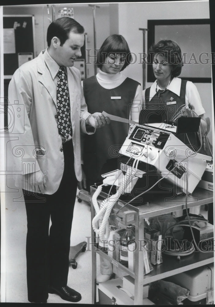 1977 Press Photo Deaconess Hospital ER RNs Pam Brown, Janet Steele and Dr Olson - Historic Images