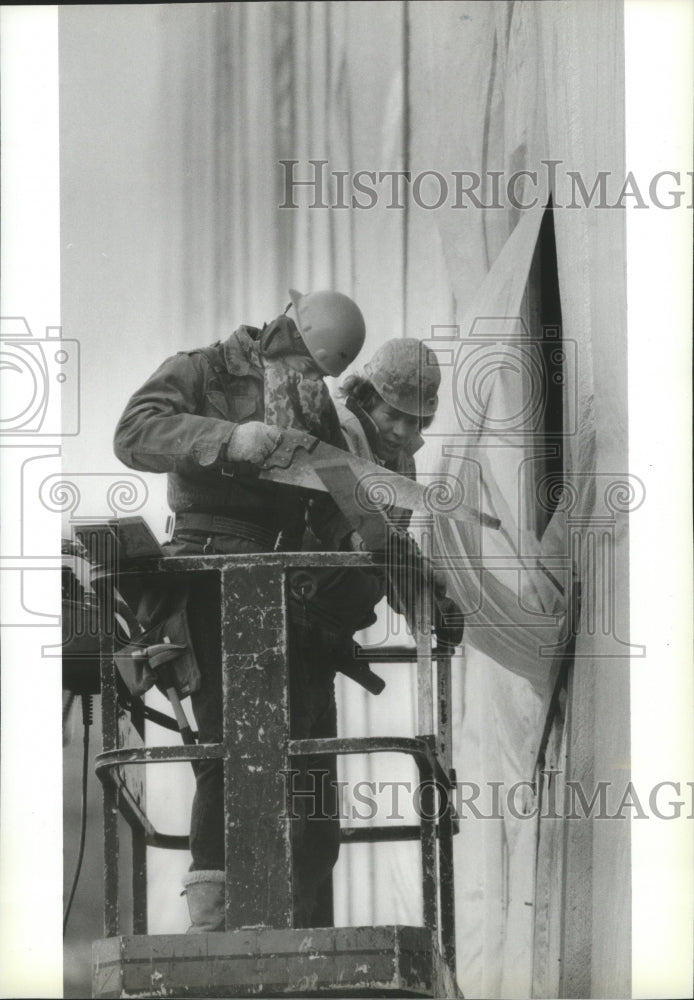 1990 Press Photo Mike Classen and John Anders, carpenters working at Deaconess. - Historic Images
