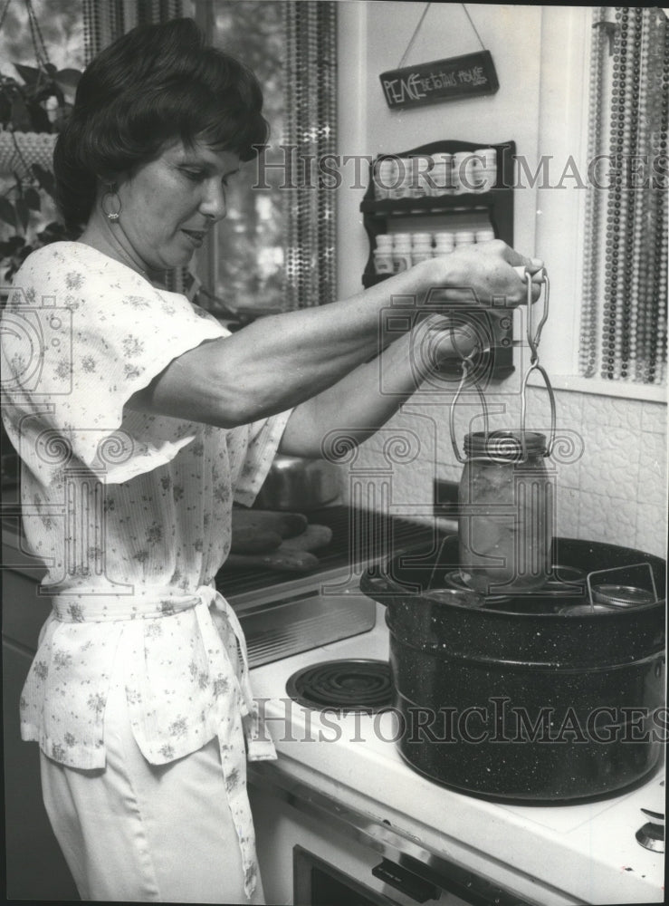 1975 Press Photo Mrs Roger Schmitz prepares jams - spa70519 - Historic Images