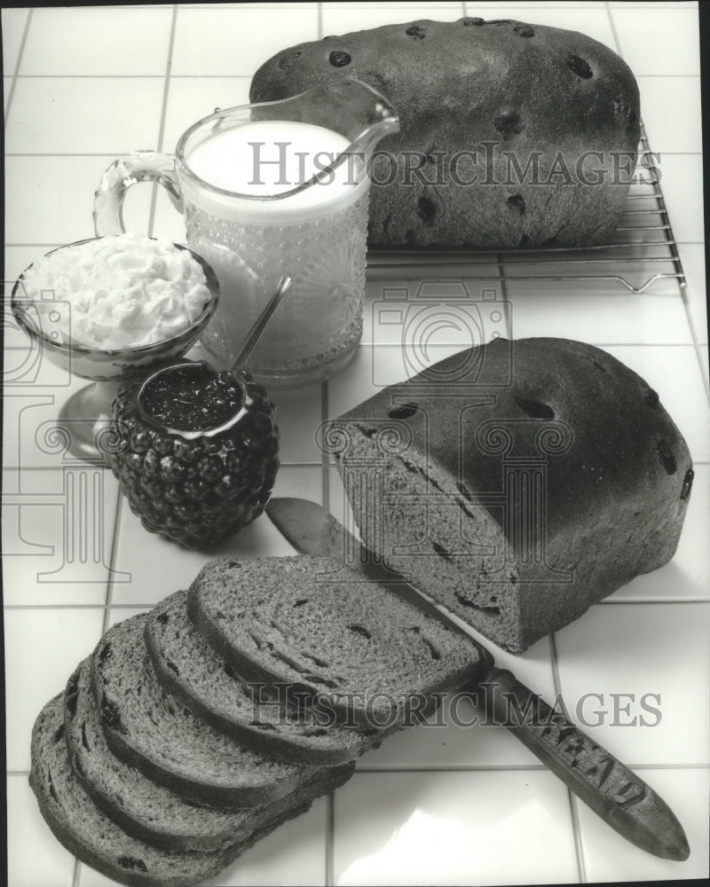 1981 Press Photo Raisin loaf bread served with yogurt & jam - spa70547 - Historic Images