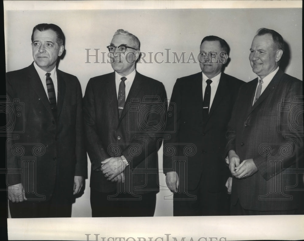 1963 Press Photo John Buechler discusses Wells project with PUD Commissioners - Historic Images