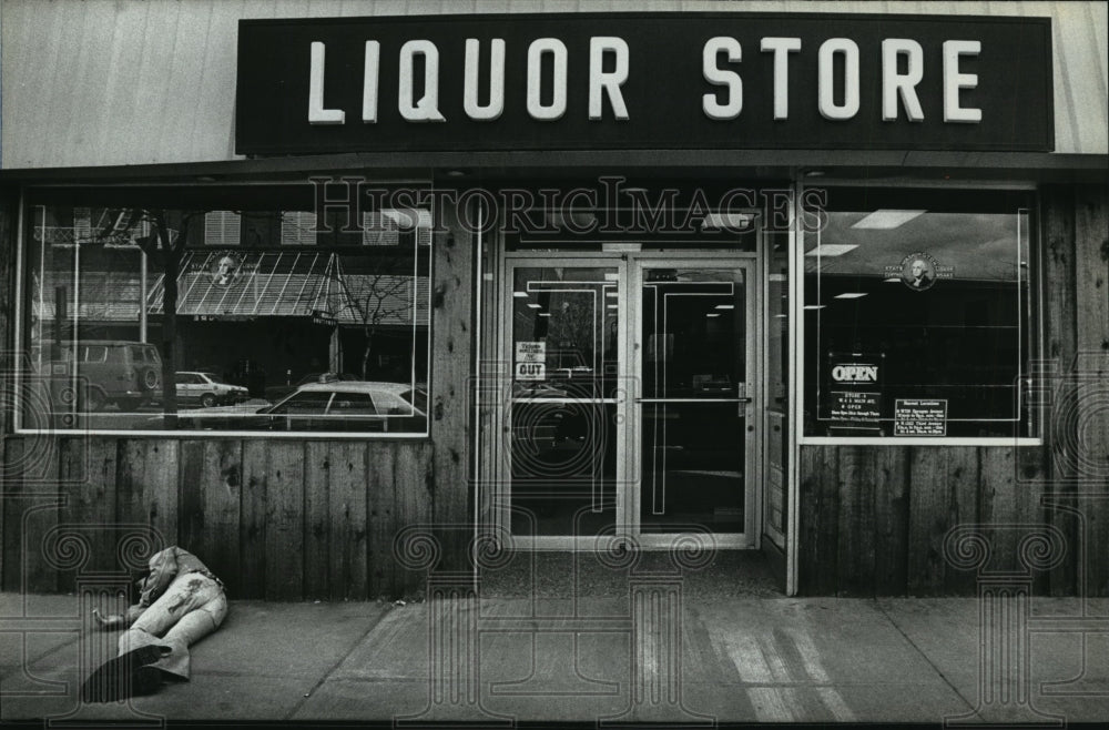 1984 Press Photo Liquor Store at Main Ave. - spa71357 - Historic Images