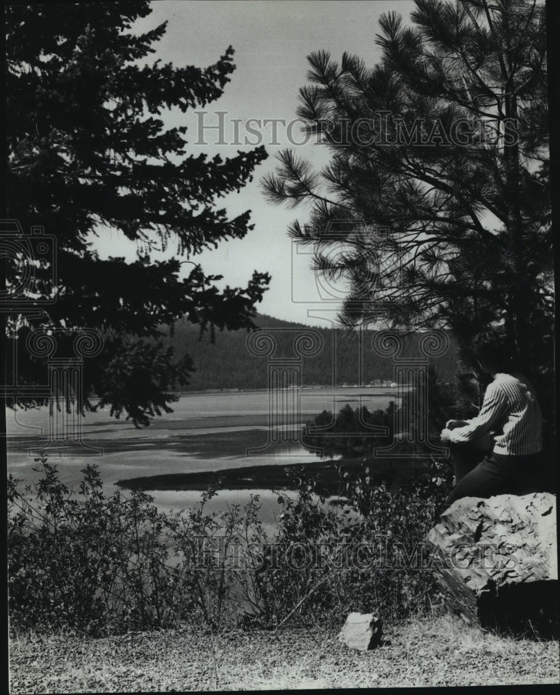 1970 Press Photo Man Overlooks Lake Chatcolet - Historic Images