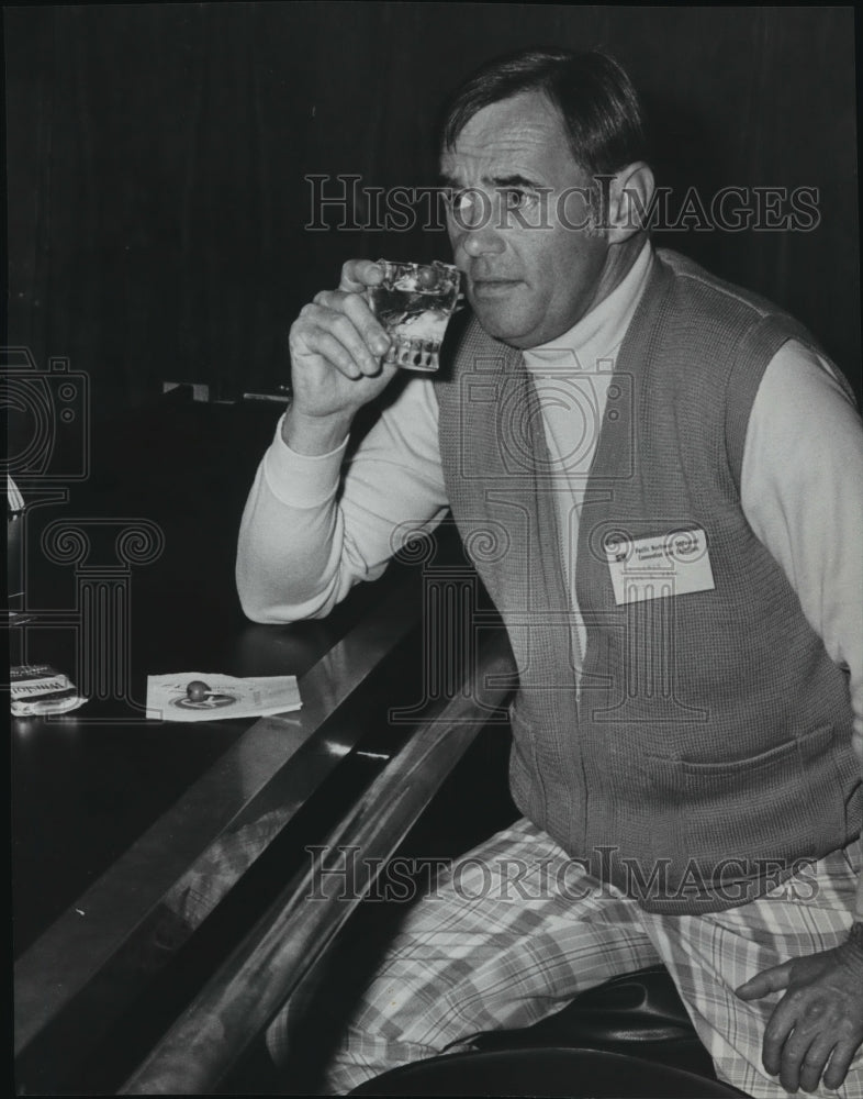 1978 Press Photo Man Takes a Drink at Lemon Bar - spa71465 - Historic Images