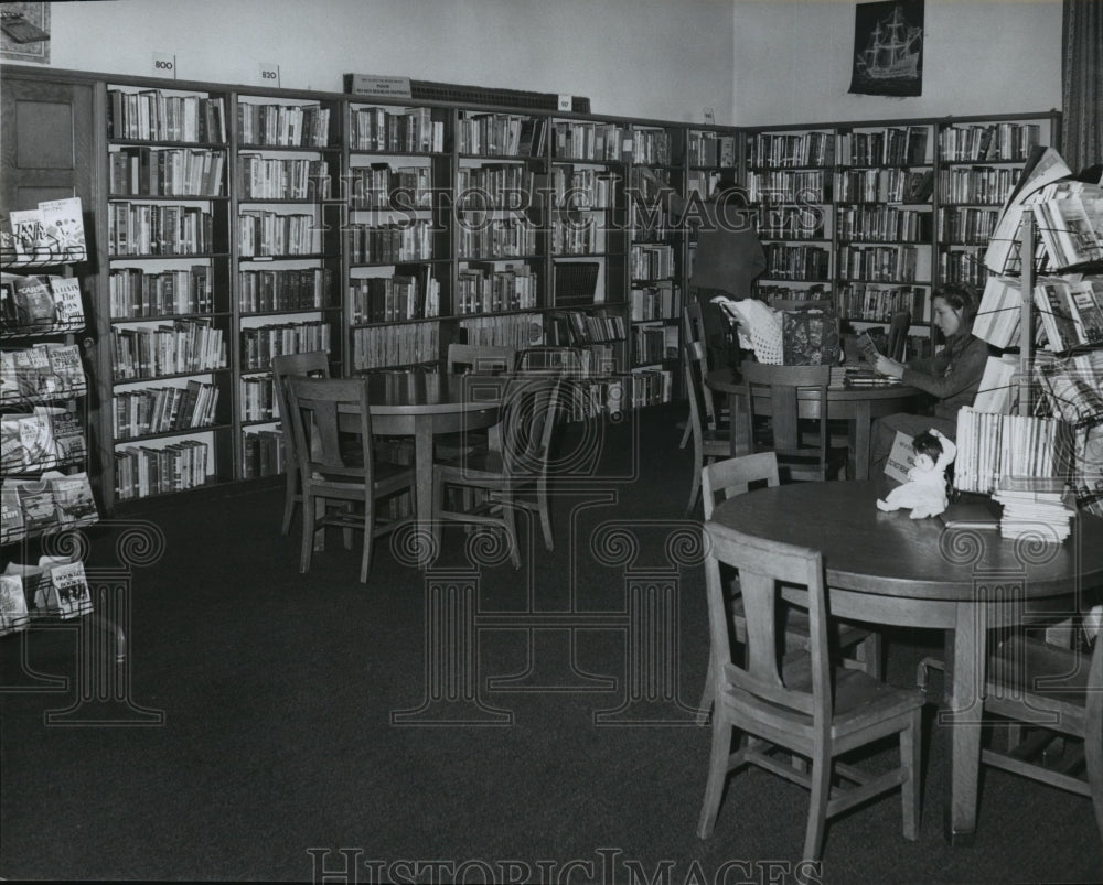 1978 Press Photo Shelves Full of Books at Hillyard Library - spa71907 - Historic Images