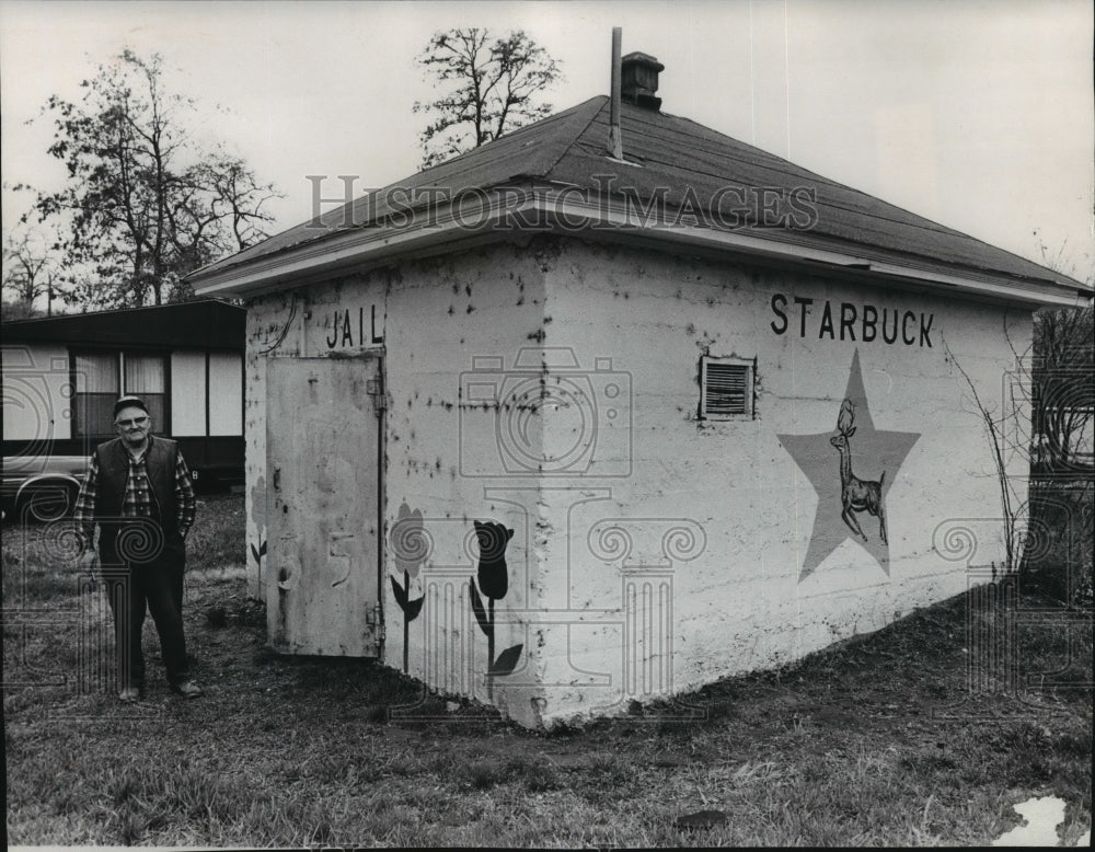 1980 Press Photo Former Mayor Dave Nelson of Starbuck, Washington view