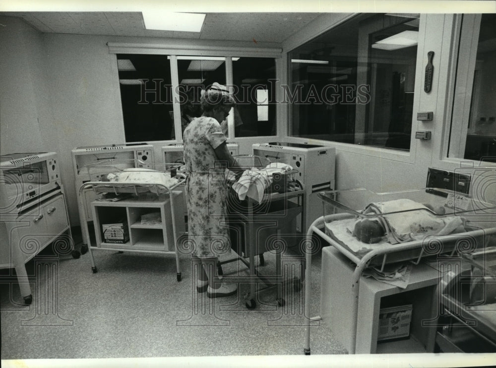 1980 Press Photo Ann Holom at Deaconess Hospital Nursery - spa71986 - Historic Images