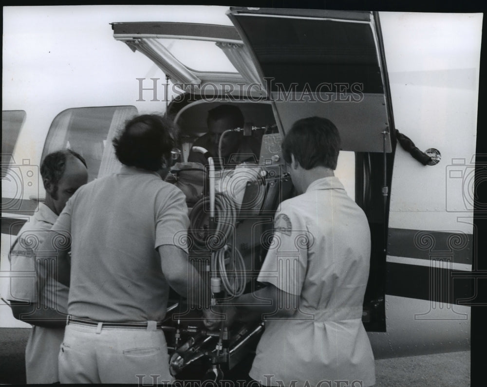 1979 Press Photo Deaconess Hospital staff loading equipment onto aircraft - Historic Images
