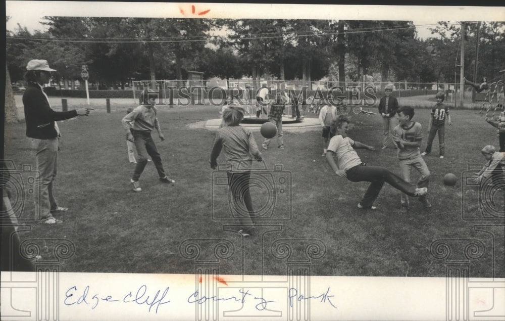1973 Press Photo Children playing on Edgecliff County Park spa72114