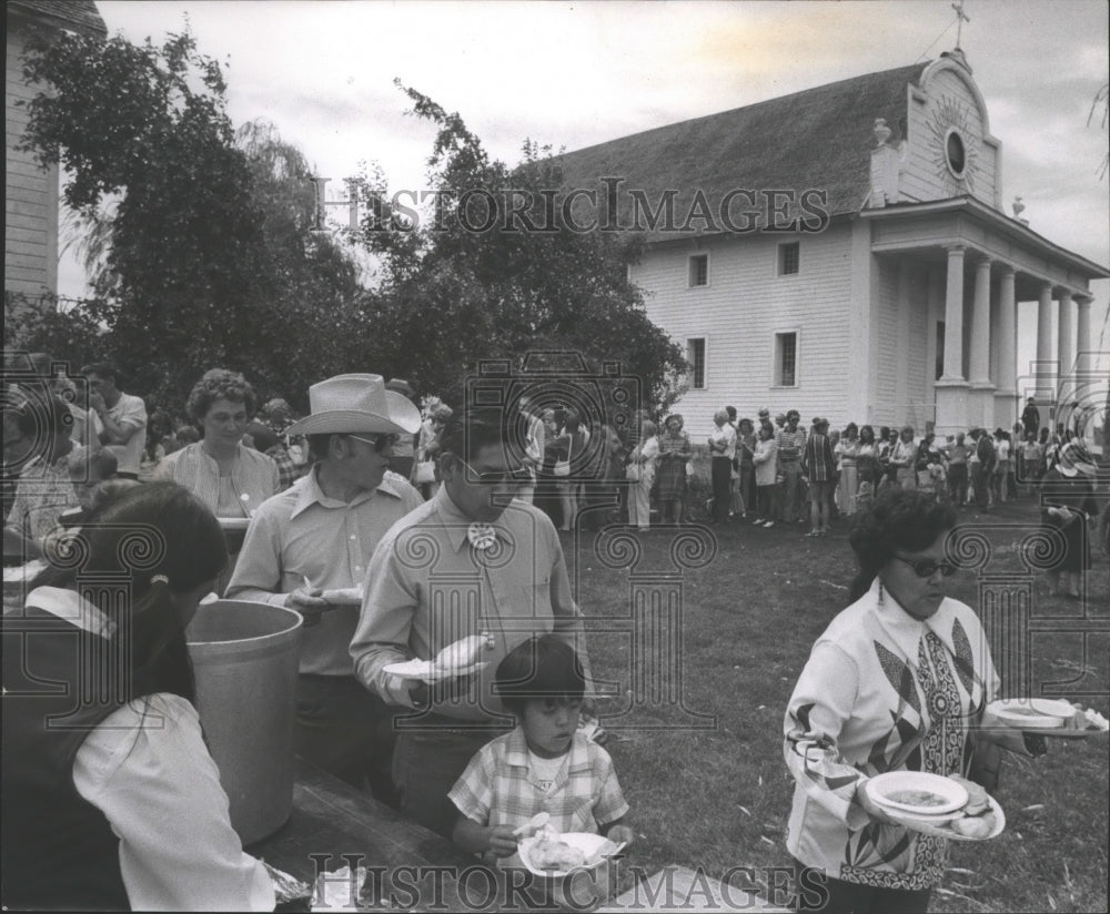 1973 Press Photo Cataldo Mission Pilgrimage at picnic serving line - Historic Images