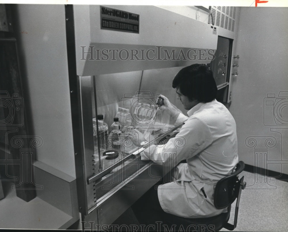 1980 Press Photo Cliff Bellmore at Washington State University Veterinary bldg - Historic Images