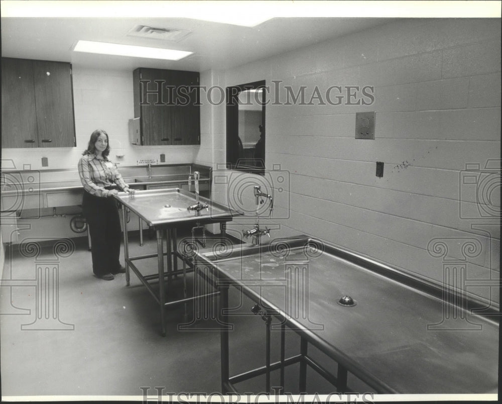 1978 Press Photo Kathy Wigner in Mecropsy Room of WSU&#39;s Veterinary Building - Historic Images
