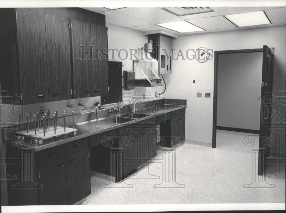 1978 Press Photo Laboratory inside the WSU's Veterinary Building - spa72337 - Historic Images