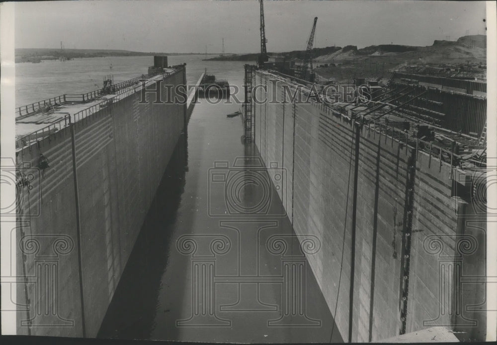 1950 Press Photo Boats sailing downriver of the dam gates - Historic Images